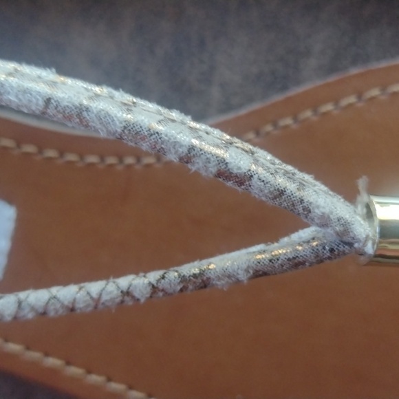 A pair of Steve Madden Reader Gold Snake Sandals size 8 1/2 - Picture 3 of 5